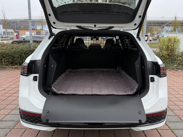 Ladekante und die Stoßstange werden in ganzer Breite der Heckklappenöffnung geschützt. Der Hund kann keinen Kratzer verursachen.